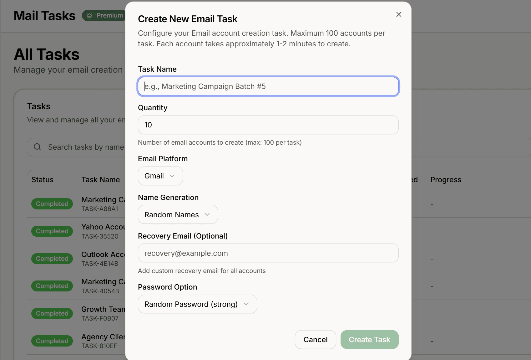 Formulario de tareas de MailCreator con Gmail seleccionado y campos de cantidad, generación de nombres, correo de recuperación y modo de contraseña